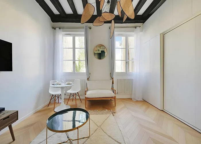 Modern Getaway For Two - Marais Place Vosges Paryż